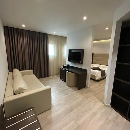 Otel Hotelluxuryprato 3*
